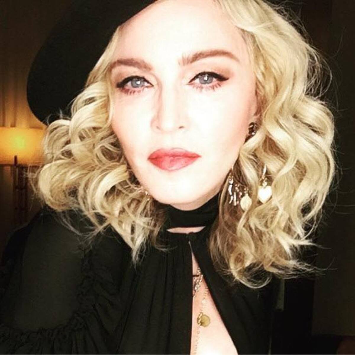 Madonna ha vendido entre 300 y 500 millones de discos, con esto estableció el record mundial de la ‘solista más exitosa del mundo’ y ‘mayores ventas de todos los tiempos’.