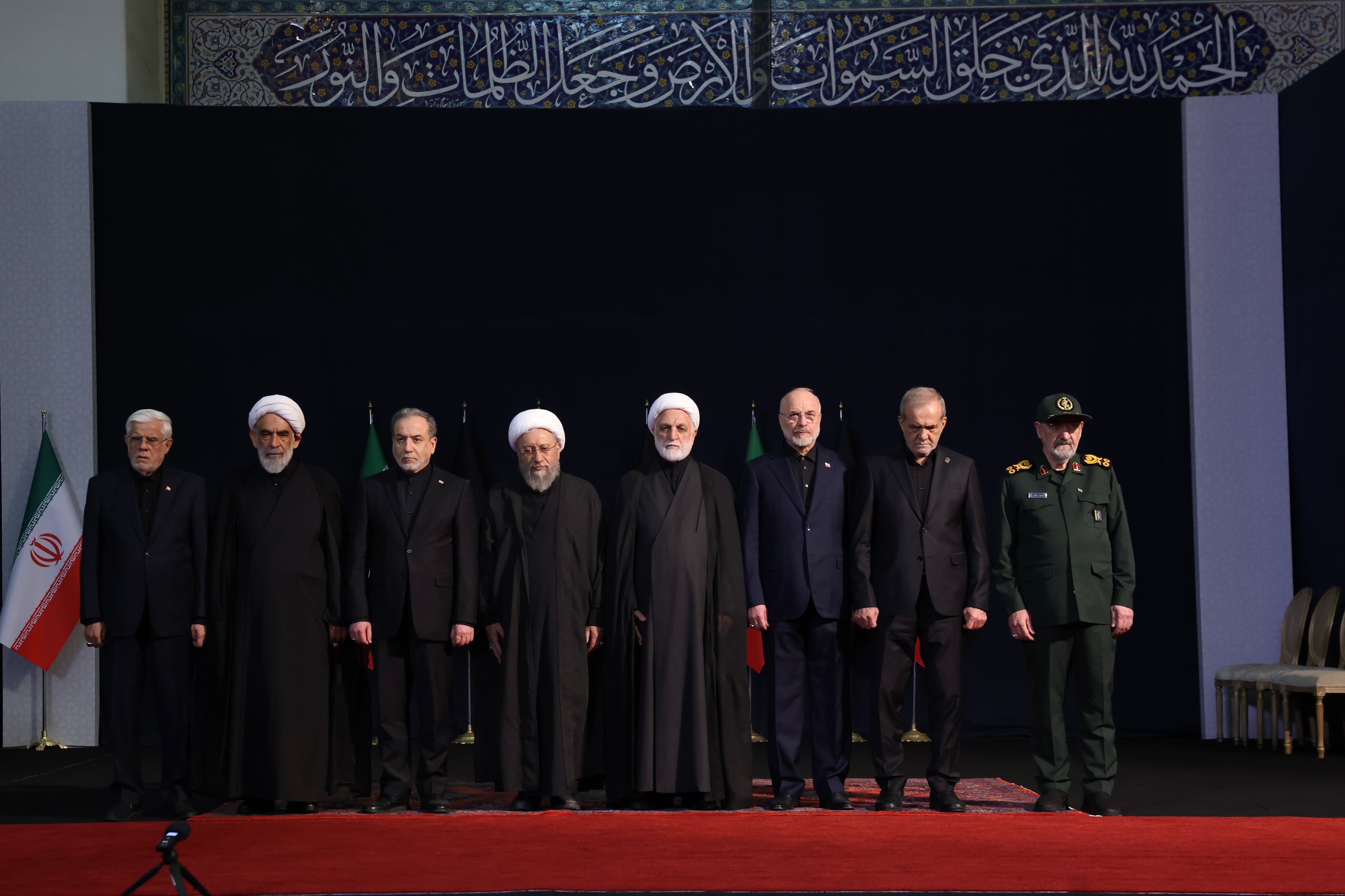 De izquierda a derecha: Mohsen Rezaee (miembro del Consejo de Discernimiento del Interés del Sistema), Masoud Pezeshkian (presidente iraní),  Mohammad Bagher Ghalibaf (presidente del Parlamento iraní), Gholam-Hossein Mohseni-Eje’i (jefe del Poder Judicial de Irán), Sadeq Larijani (presidente del Consejo de Discernimiento del Interés del Sistema) y Abbas Araghchi (ministro de Asuntos Exteriores de Irán).
(Foto:  Meghdad Madadi ATPImages/Getty Images)