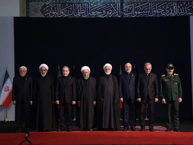 De izquierda a derecha: Mohsen Rezaee (miembro del Consejo de Discernimiento del Interés del Sistema), Masoud Pezeshkian (presidente iraní), Mohammad Bagher Ghalibaf (presidente del Parlamento iraní), Gholam-Hossein Mohseni-Eje’i (jefe del Poder Judicial de Irán), Sadeq Larijani (presidente del Consejo de Discernimiento del Interés del Sistema) y Abbas Araghchi (ministro de Asuntos Exteriores de Irán).
(Foto: Meghdad Madadi ATPImages/Getty Images)