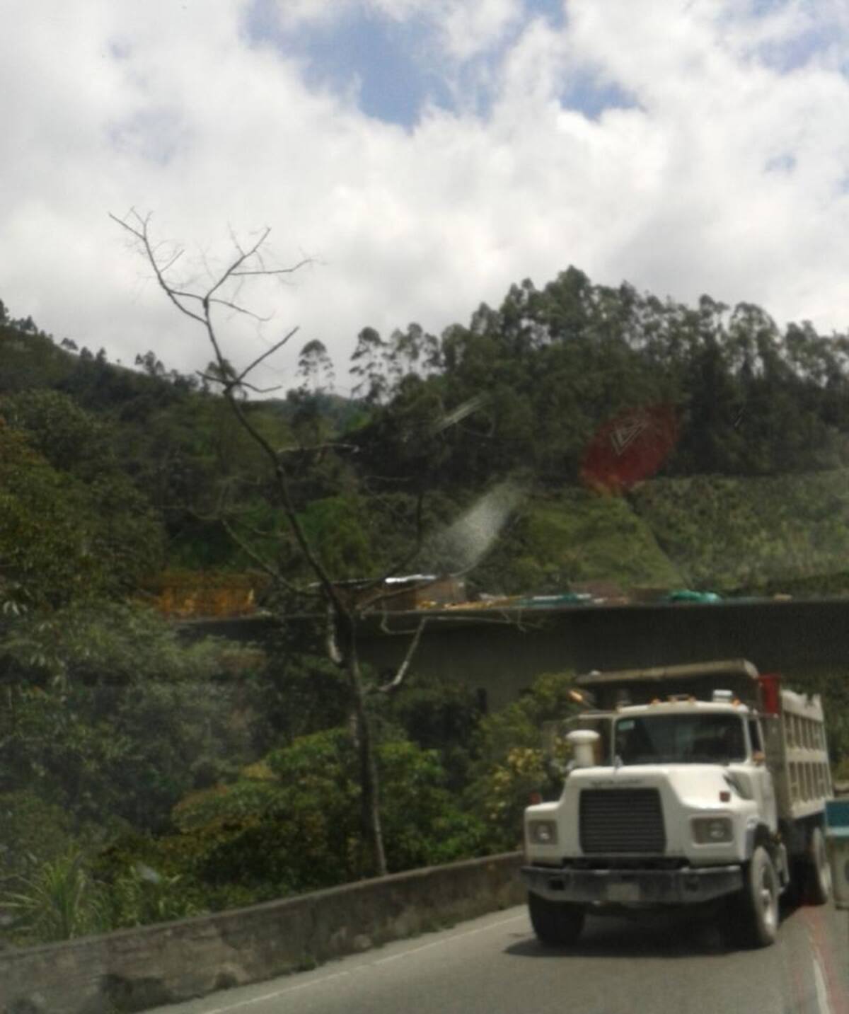 Al fondo, obras complementarias que no avanzan al ritmo esperado.