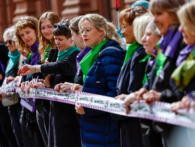 Berlin (Germany), 15/04/2024.- Activists take part at a symbolically crossing out paragraph 218 abortion from the penal code with the color purple during a flash mob in Berlin, Germany, 15 April 2024. The action was organized by the Alliance for Sexual Self-Determination under the slogan "Legal, simple, fair - for a new regulation of abortion in Germany!". A commission appointed by the German government has recommended officially legalizing abortion in the first 12 weeks of pregnancy. That legal framework is around 30 years old and has long been criticized. Germany's governing coalition of the Social Democrats (SPD), Greens, and Free Democrats (FDP) is revisiting the issue and wants to liberalize the abortion law. (Alemania) EFE/EPA/HANNIBAL HANSCHKE