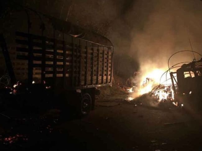ELN quema tres camiones y dos mulas en la vía a la Costa Atlántica