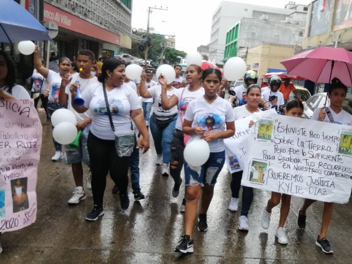 Realizan plantón en sede de la Policía en Barranquilla para pedir justicia