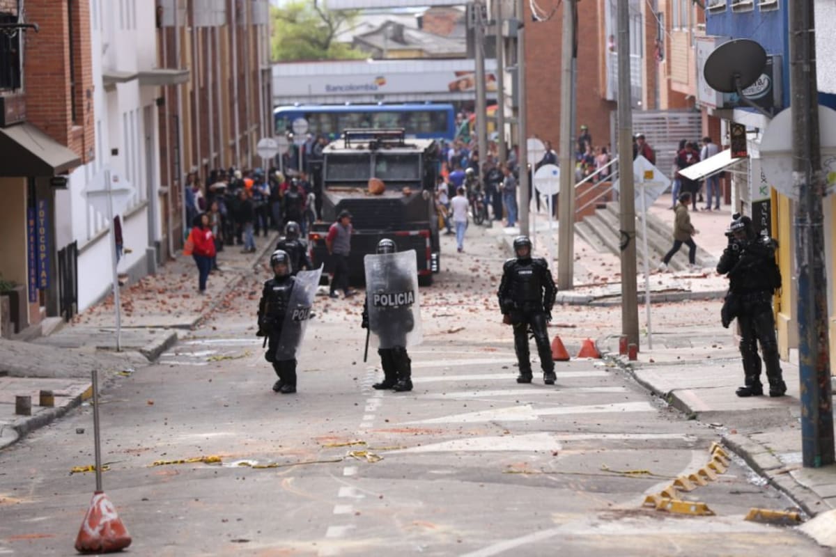 El ESMAD esperando las acciones de los encapuchados. 