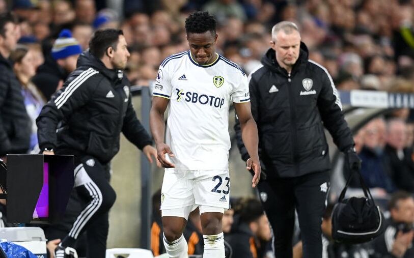 Luis Sinisterra se retira lesionado del partido entre Leeds United y Leicester City (Photo by Michael Regan/Getty Images)