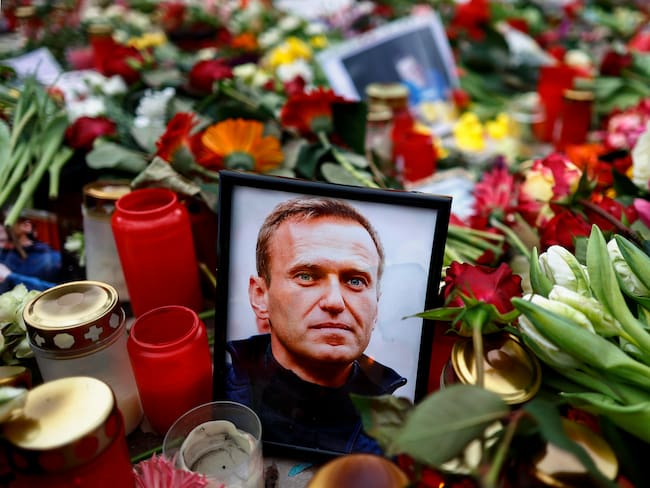 Berlin (Germany), 21/02/2024.- A photo showing late Russian opposition leader Alexei Navalny sits among floral tributes outside the Russian embassy in Berlin, Germany, 21 February 2024. Outspoken Kremlin critic Alexei Navalny died in a penal colony, the Federal Penitentiary Service of the Yamalo-Nenets Autonomous District announced on 16 February 2024. In late 2023 Navalny was transferred to an Arctic penal colony, considered one of the harshest prisons. (Alemania, Rusia) EFE/EPA/HANNIBAL HANSCHKE