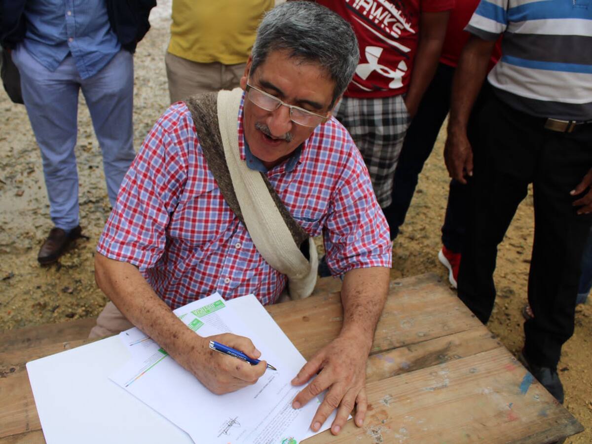 Alcalde de Turbaco firma contrato con Edurbe para construcción de parques