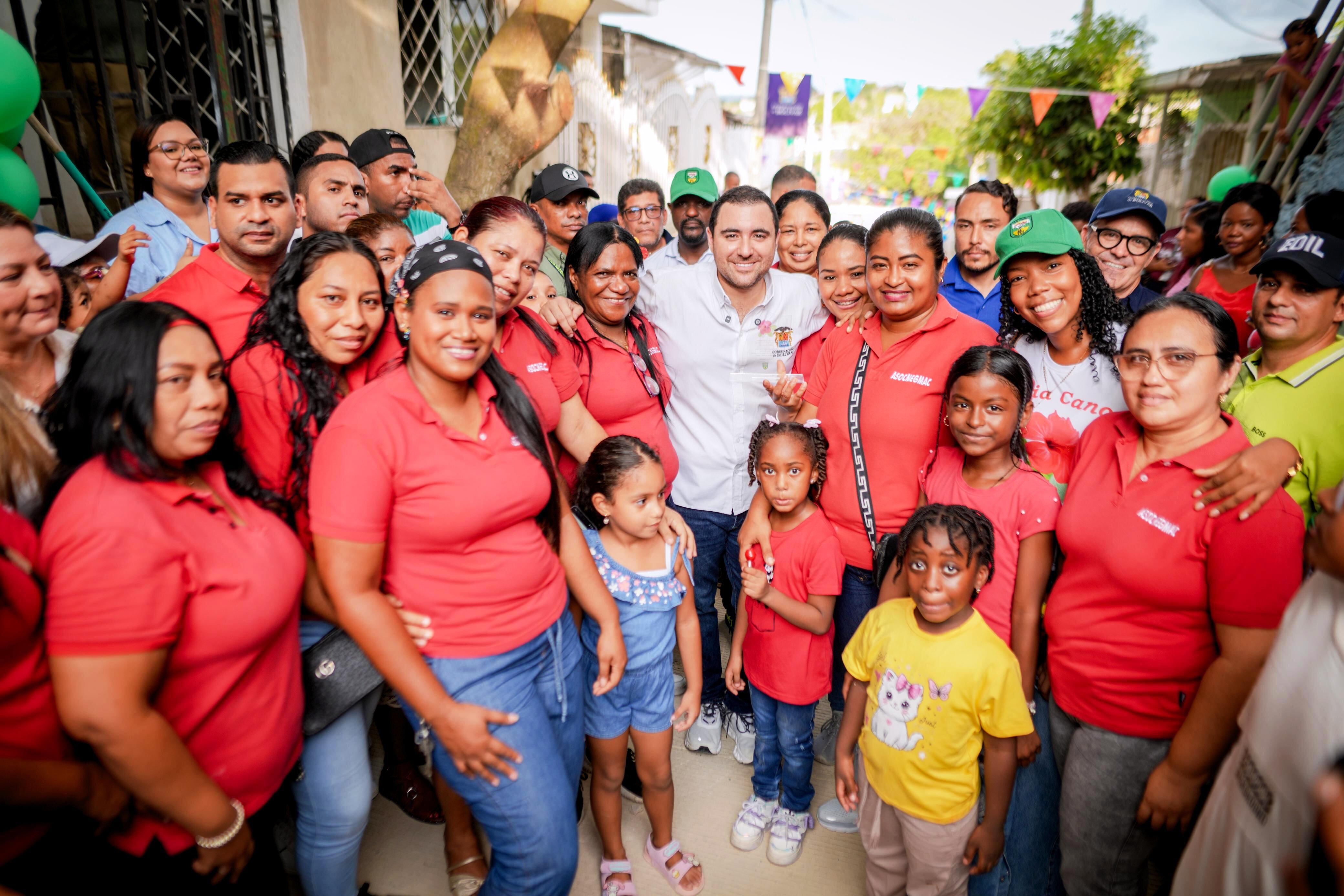 En medio de abrazos, aplausos y gratitud comunitaria, el gobernador de Bolívar, Yamil Arana Padauí, entregó tres nuevas calles