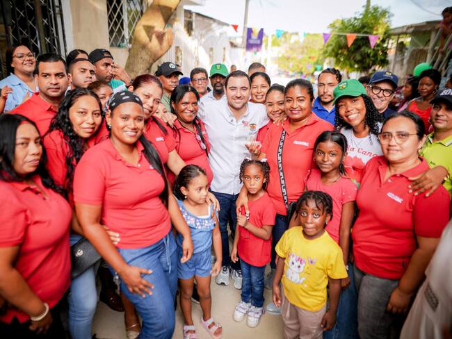 En medio de abrazos, aplausos y gratitud comunitaria, el gobernador de Bolívar, Yamil Arana Padauí, entregó tres nuevas calles