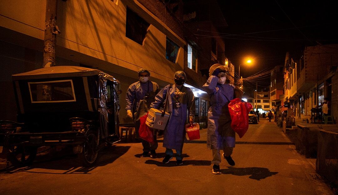 Trabajadores sanitarios peruanos durante la jornada de vacunación nocturna puerta a puerta.