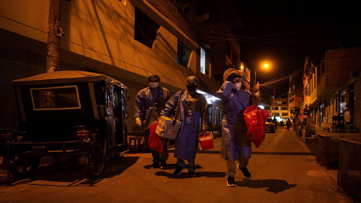 Perú lanza vacunación nocturna puerta a puerta contra COVID-19