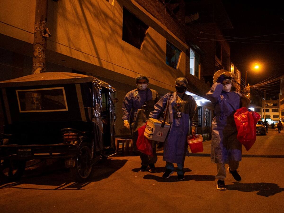 Perú lanza vacunación nocturna puerta a puerta contra COVID-19