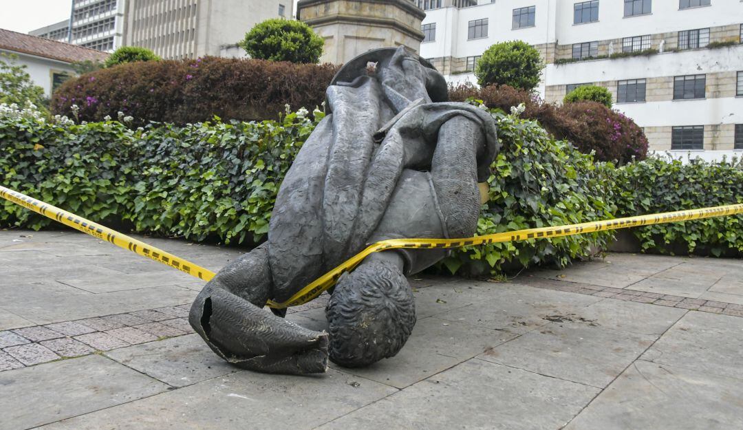 Indígenas Misak derriban estatua de Gonzalo Jiménez de Quesada en Bogotá