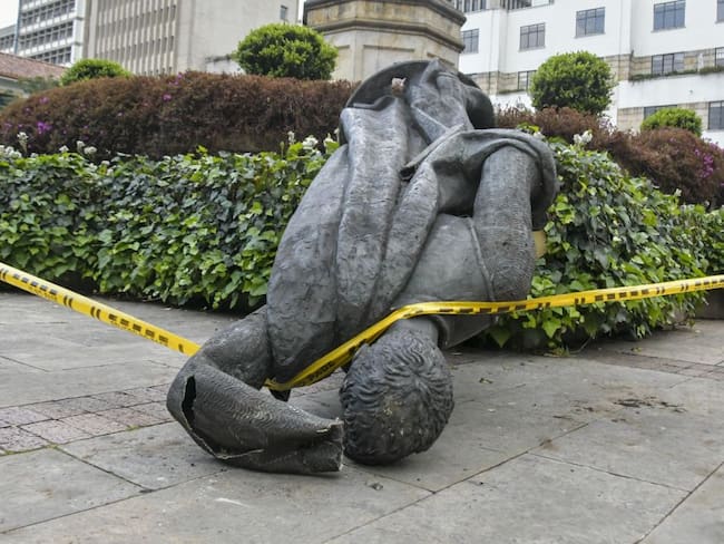 Indígenas Misak derriban estatua de Gonzalo Jiménez de Quesada en Bogotá