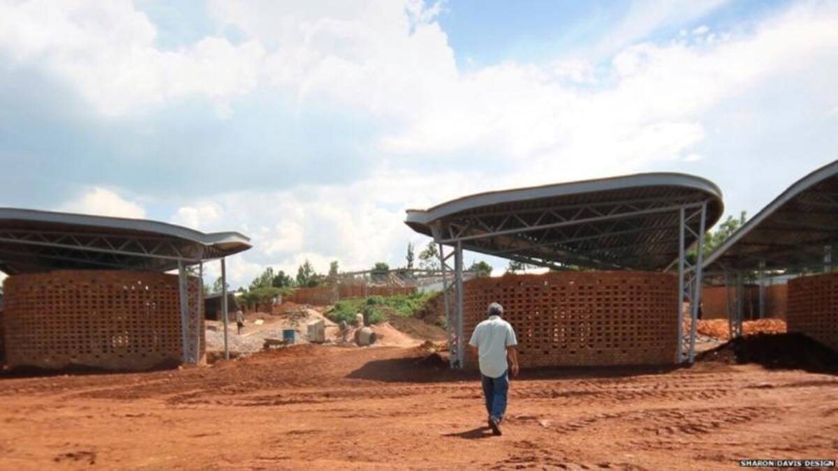 "En un terreno de dos hectáreas en Ruanda, el Centro de Oportunidades de la Mujer está empoderando a una pequeña comunidad", dice el estudio Sharon Davis Design, ganador en la categoría Cívica y Comunitaria. "Este minipueblo transforma la aglomeración urbana y la agricultura de subsistencia con una agenda arquitectónica para crear oportunidades económicas, reconstruir la infraestructura social y restaurar la herencia africana".