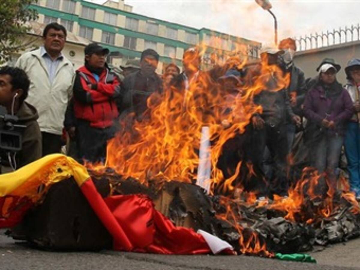 Miles de personas queman banderas europeas frente a la embajada de EE.UU. en Bolivia