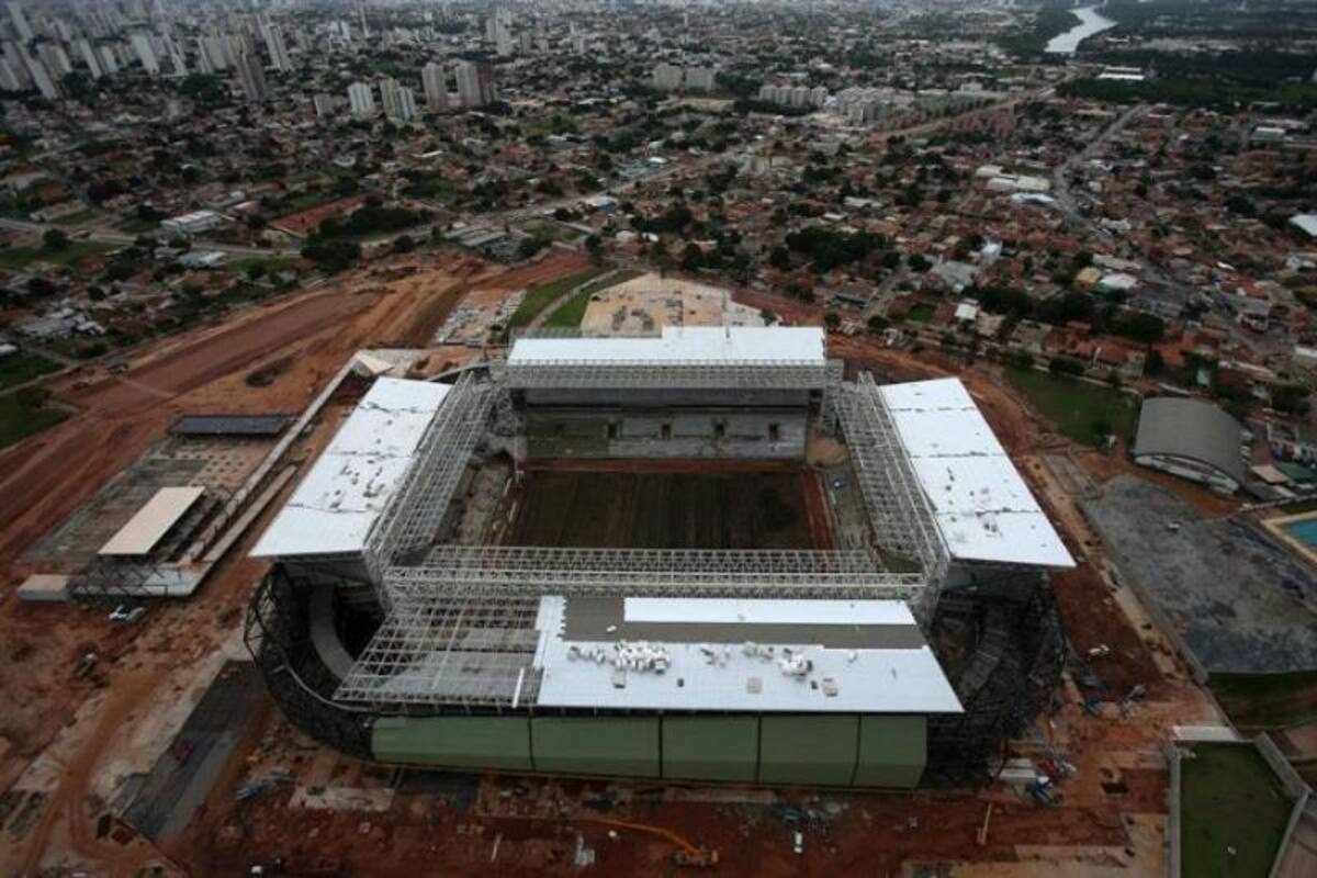 Aspecto general de las obras en Arena Pantanal, estadio de Cuiabá (capital de Mato Grosso) en Brasil. La sede del partido Colombia - Japón atrasó la entrega de las obras hasta mediados de febrero por problemas para contratar trabajadores.