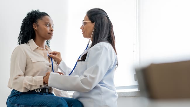 Médico atendiendo a un paciente (GettyImages)