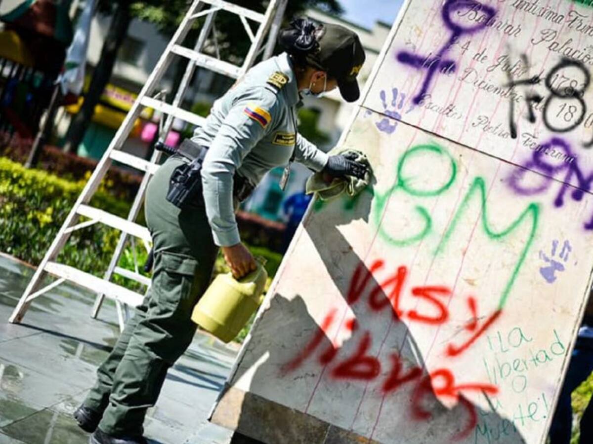 Avanza recuperación de la plaza de Bolívar afectada por actos vandálicos