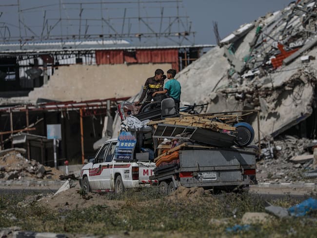 Palestinos previamente desplazados dejan la ciudad de Rafah ante temores de una invasión de tropas israelíes en el sur de la Franja de Gaza.
 

EFE/EPA/MOHAMMED SABER