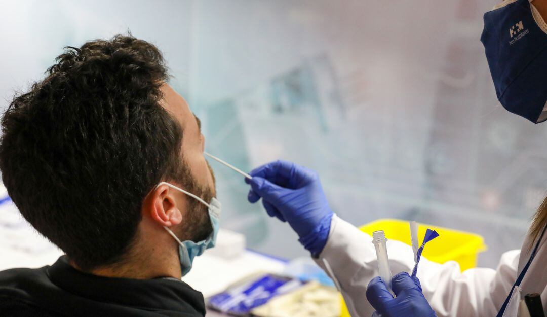 Ómicron: Datos importantes antes de comprar y autorealizarse la prueba