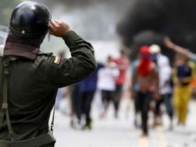 Liberan a policía retenido por manifestantes en el Huila