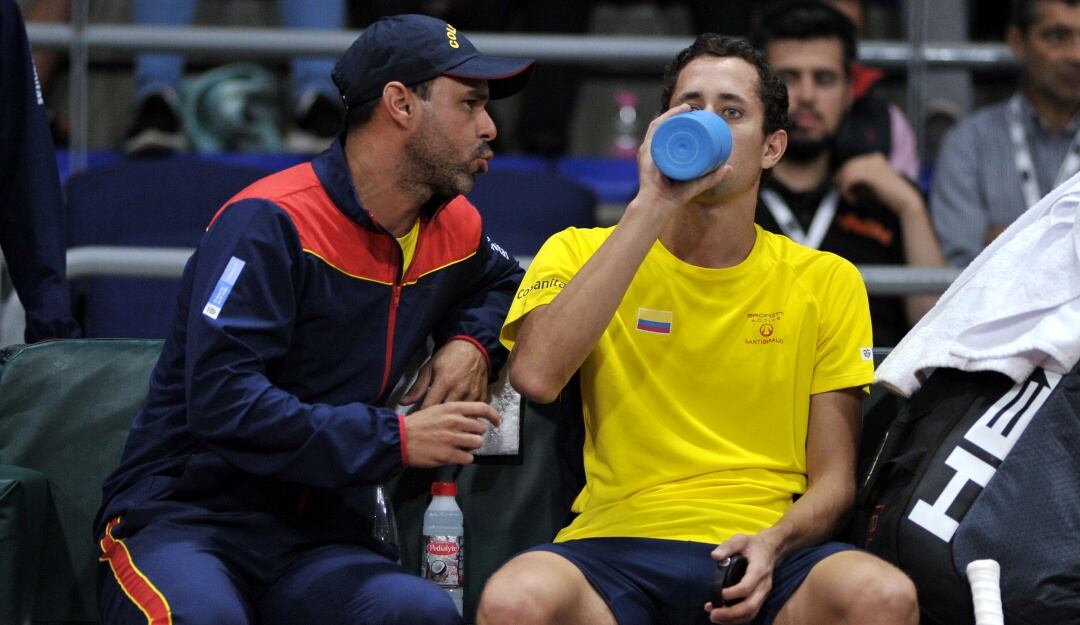 Alejandro Falla da instrucciones a Daniel Galán durante un juego por la Copa Davis.