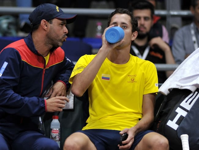 Alejandro Falla da instrucciones a Daniel Galán durante un juego por la Copa Davis.