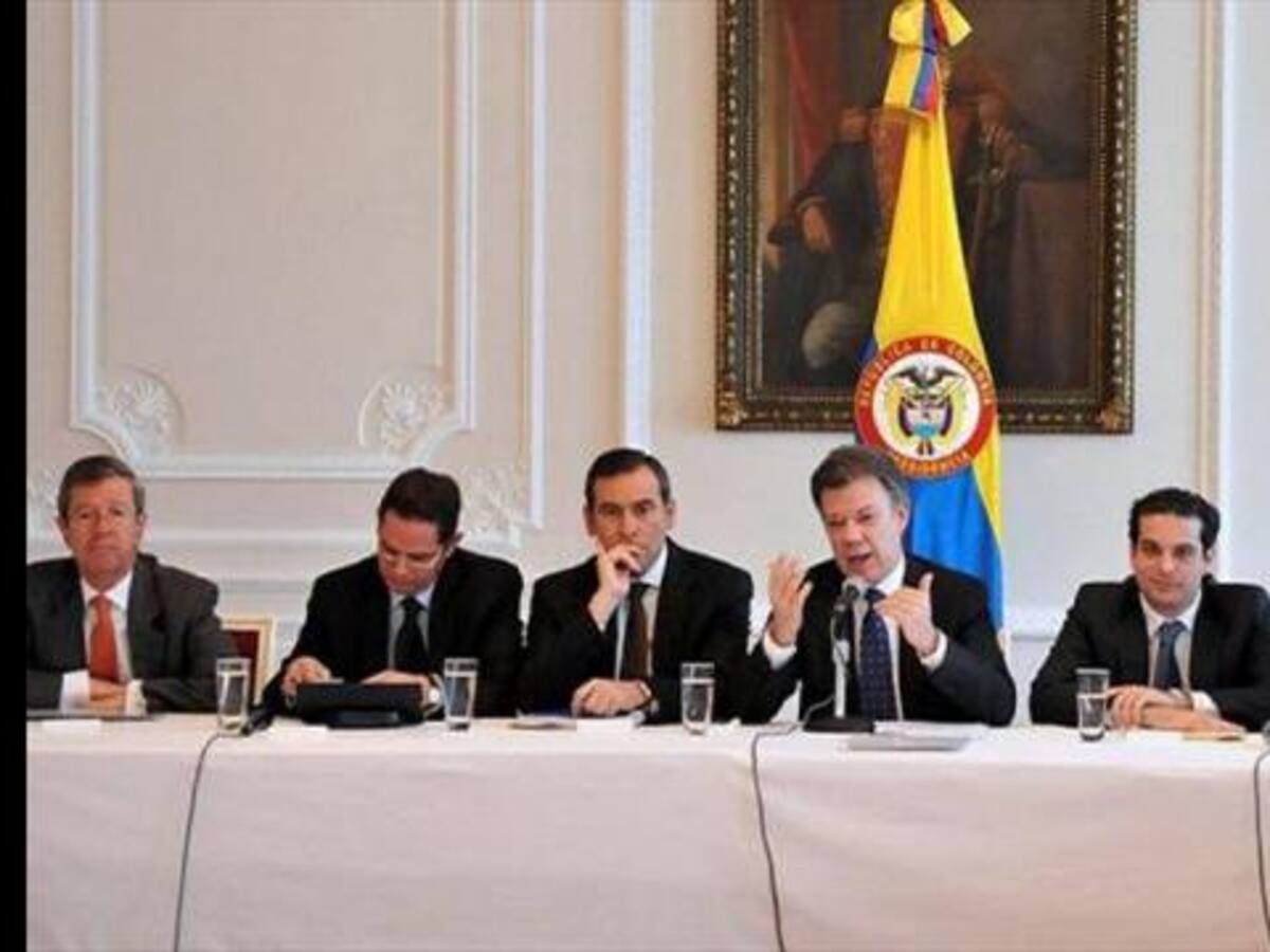 ​Con "gira virtual" en radio, Santos da a conocer sus propuestas