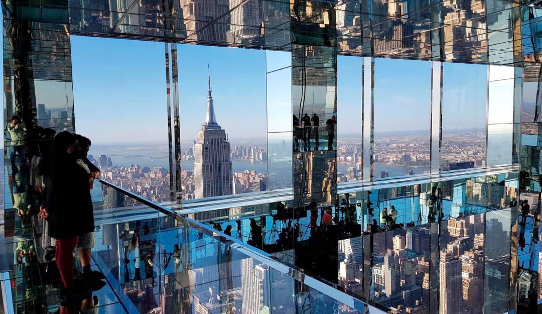 Personas observan hoy la ciudad desde el nuevo mirador "Summit" (Cumbre), ubicado en la planta 91 del rascacielos "One Vanderbilt" en Nueva York (EE.UU). Foto: Agencia EFE.