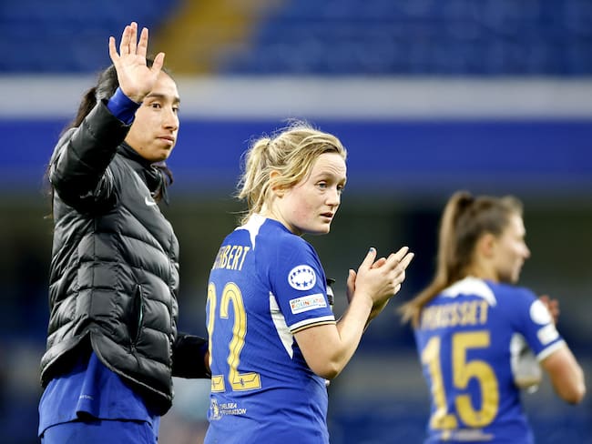 London (United Kingdom), 27/03/2024.- Mayra Ramirez (L) of Chelsea and teammate Erin Cuthbert acknowledge fans after the UEFA Women&#039;s Champions League quarter-final, 2nd leg match between Chelsea and Ajax in London, Britain 27 March 2024. The match ended 1-1 and Chelsea is through to the semi finals with an aggregate score of 4-1. (Liga de Campeones, Reino Unido, Londres) EFE/EPA/TOLGA AKMEN