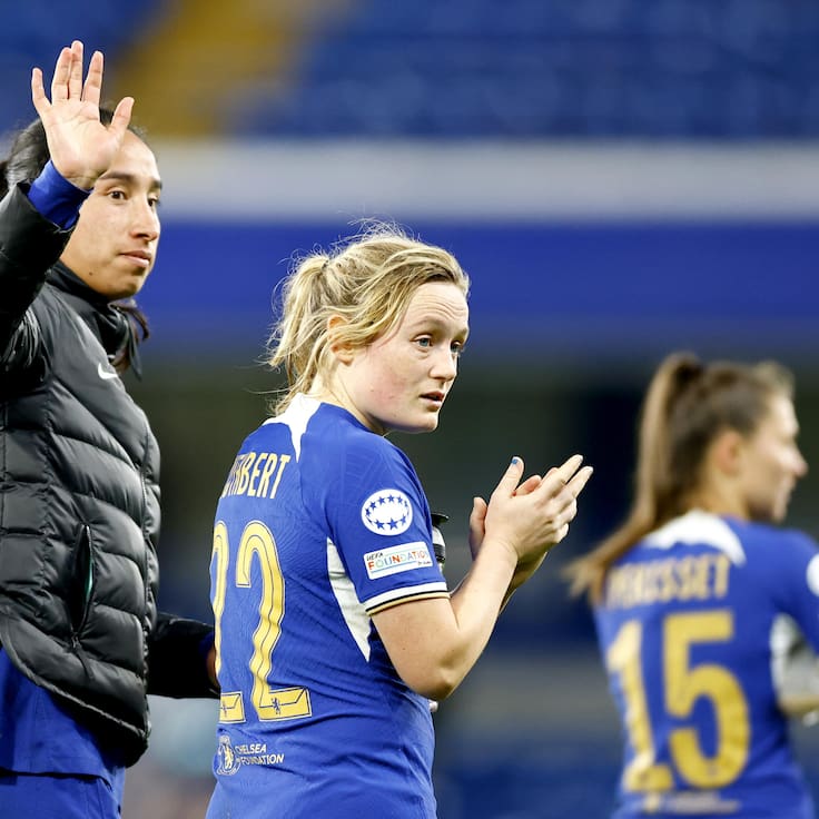 London (United Kingdom), 27/03/2024.- Mayra Ramirez (L) of Chelsea and teammate Erin Cuthbert acknowledge fans after the UEFA Women&#039;s Champions League quarter-final, 2nd leg match between Chelsea and Ajax in London, Britain 27 March 2024. The match ended 1-1 and Chelsea is through to the semi finals with an aggregate score of 4-1. (Liga de Campeones, Reino Unido, Londres) EFE/EPA/TOLGA AKMEN