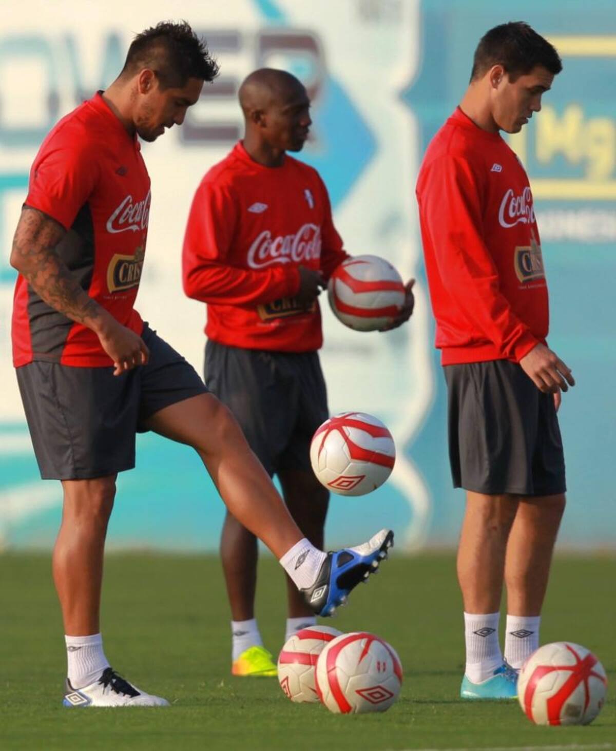 Perú entrena para enfrentar a Uruguay por las eliminatorias al Mundial Brasil 2014 el próximo viernes en Lima.