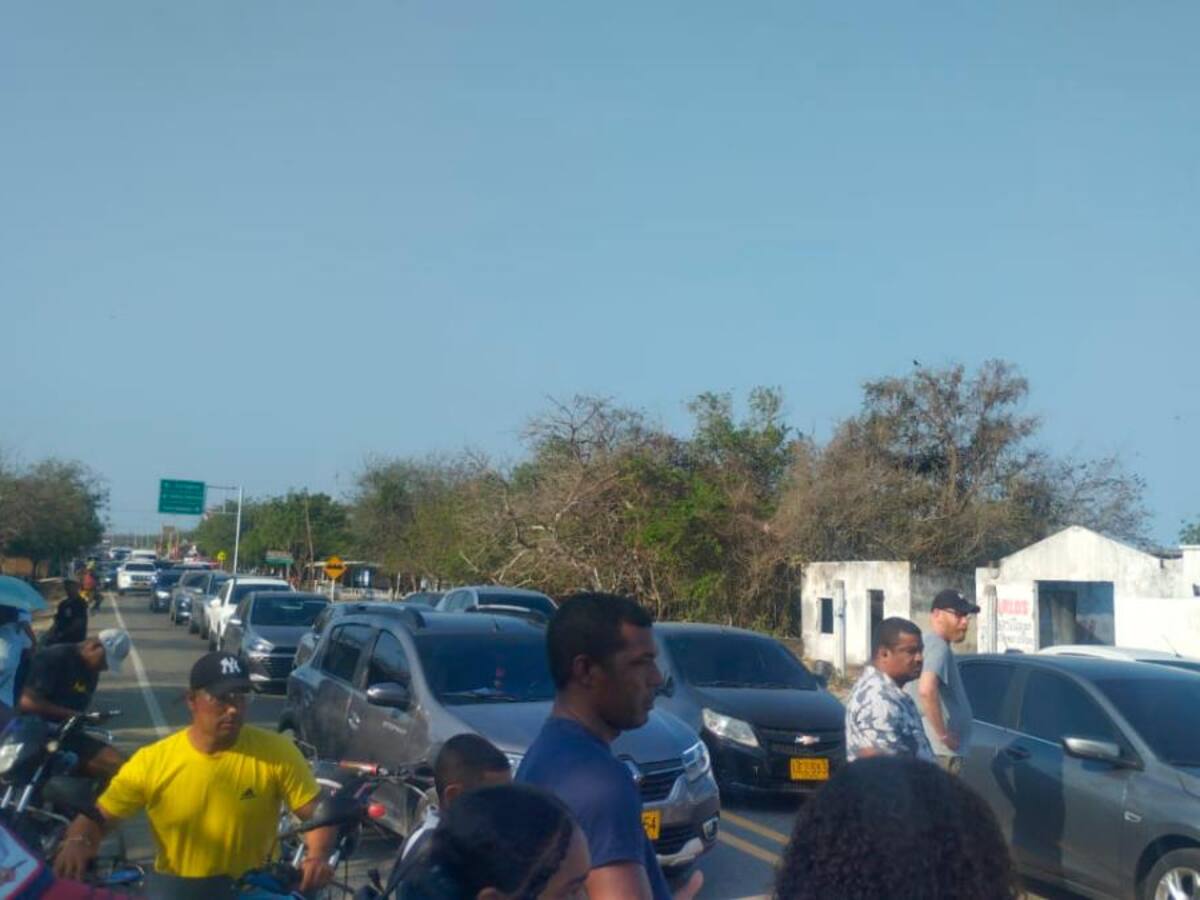 Habitantes de Loma Arena bloquearon vía al Mar exigiendo agua