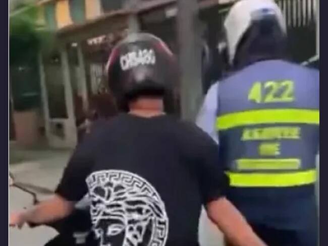 Nalgueo a agente de tránsito de Cali | Captura de video