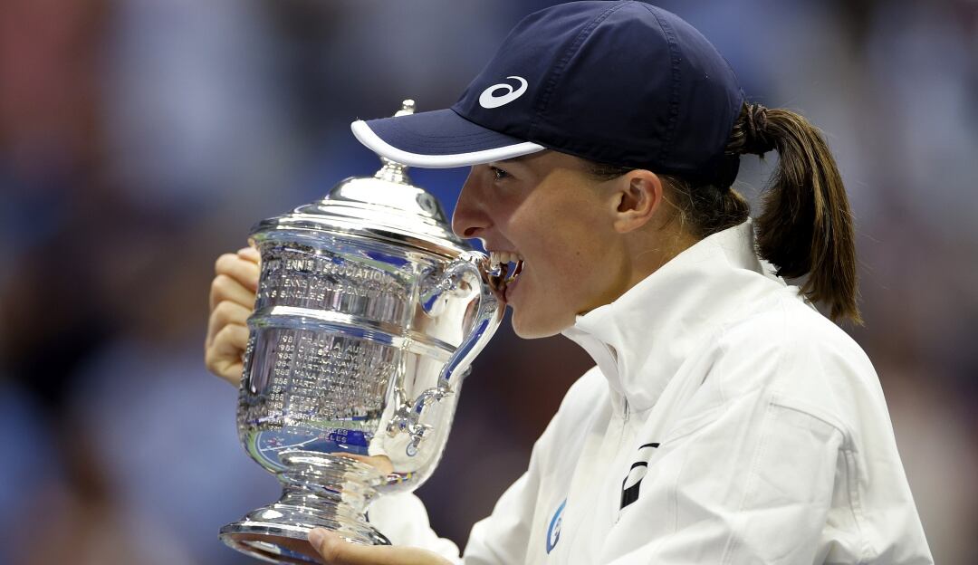 Swiatek celebra con su primer título del US Open 
