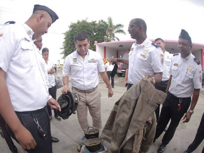 Gobernador de Bolívar visitó estación del cuerpo de bomberos de Cartagena