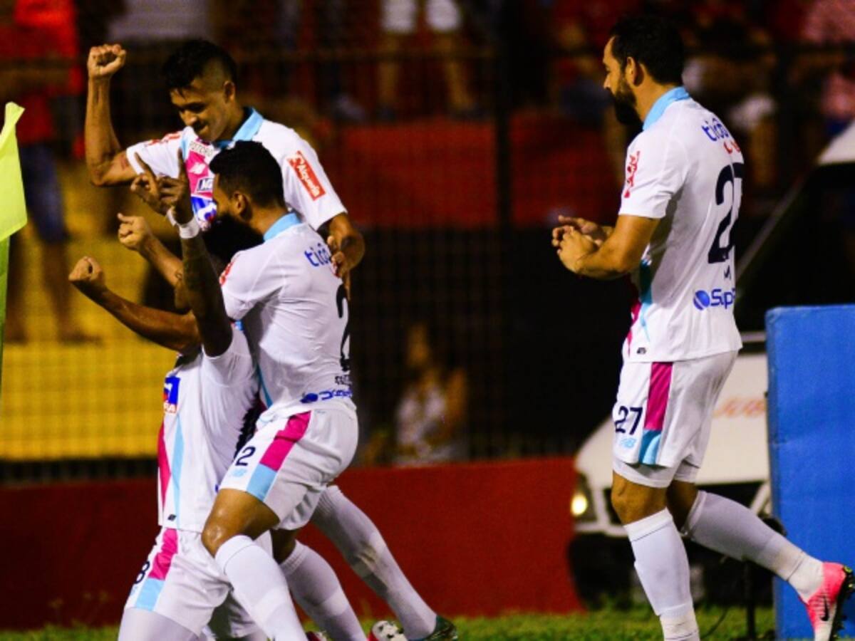 Junior saca una importante ventaja en Brasil y pone un pie en las semifinales