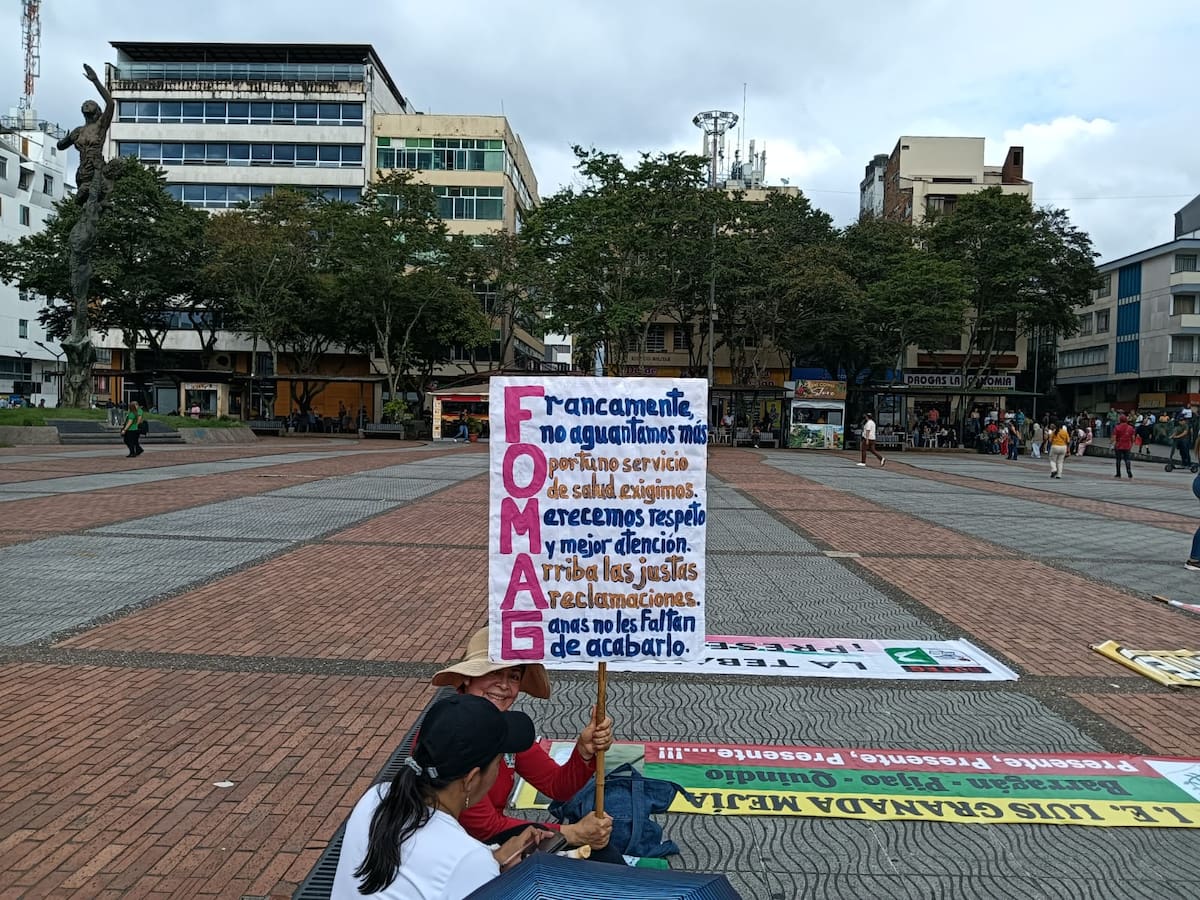 En Armenia los docentes se suman al paro del magisterio con plantón en el parque de Los Fundadores