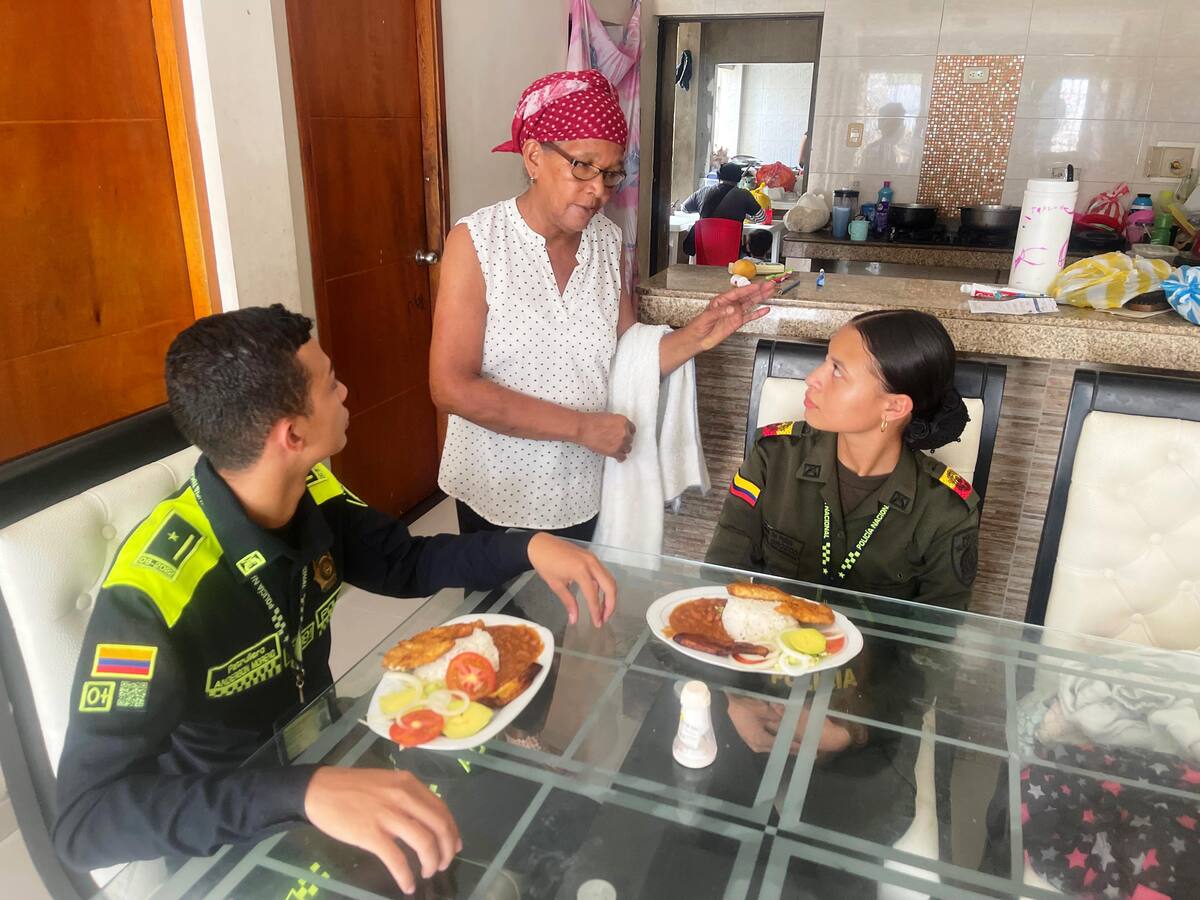Doña Evelyn, la cocinera que teje lazos Inquebrantables con los Policías de Bolívar