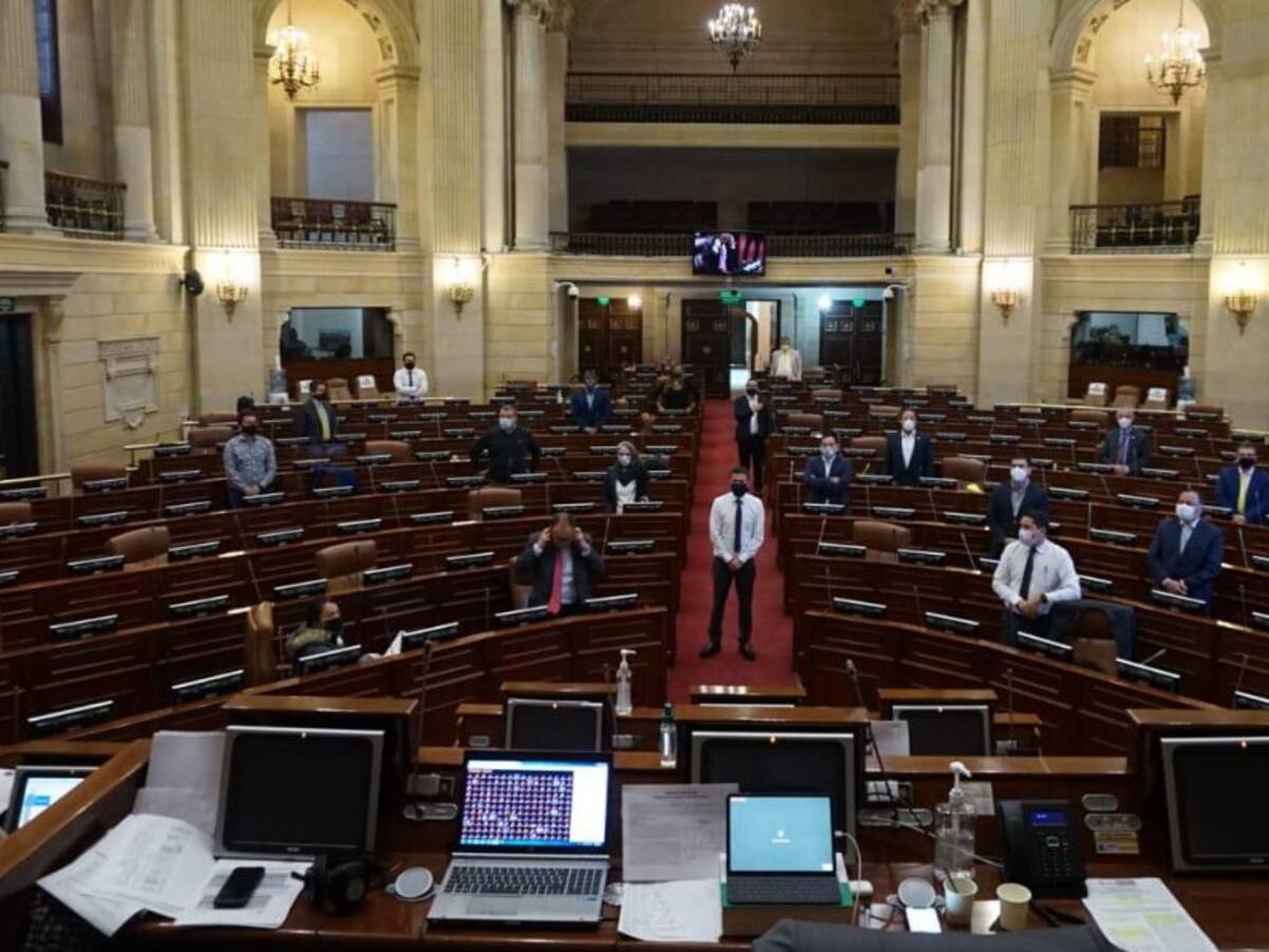 Congreso aprueba proyecto para trámites en línea y acaba con copia al 150%
