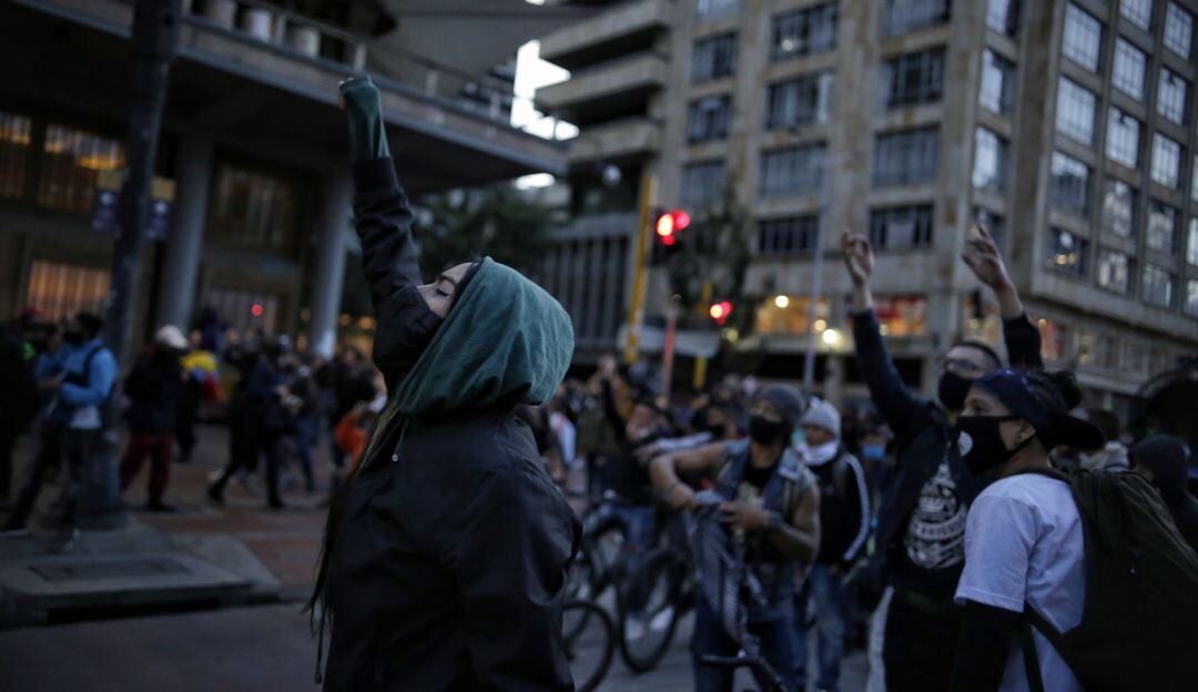 Hay reportes de buses de Transmilenio y entidades financieras vandalizadas.