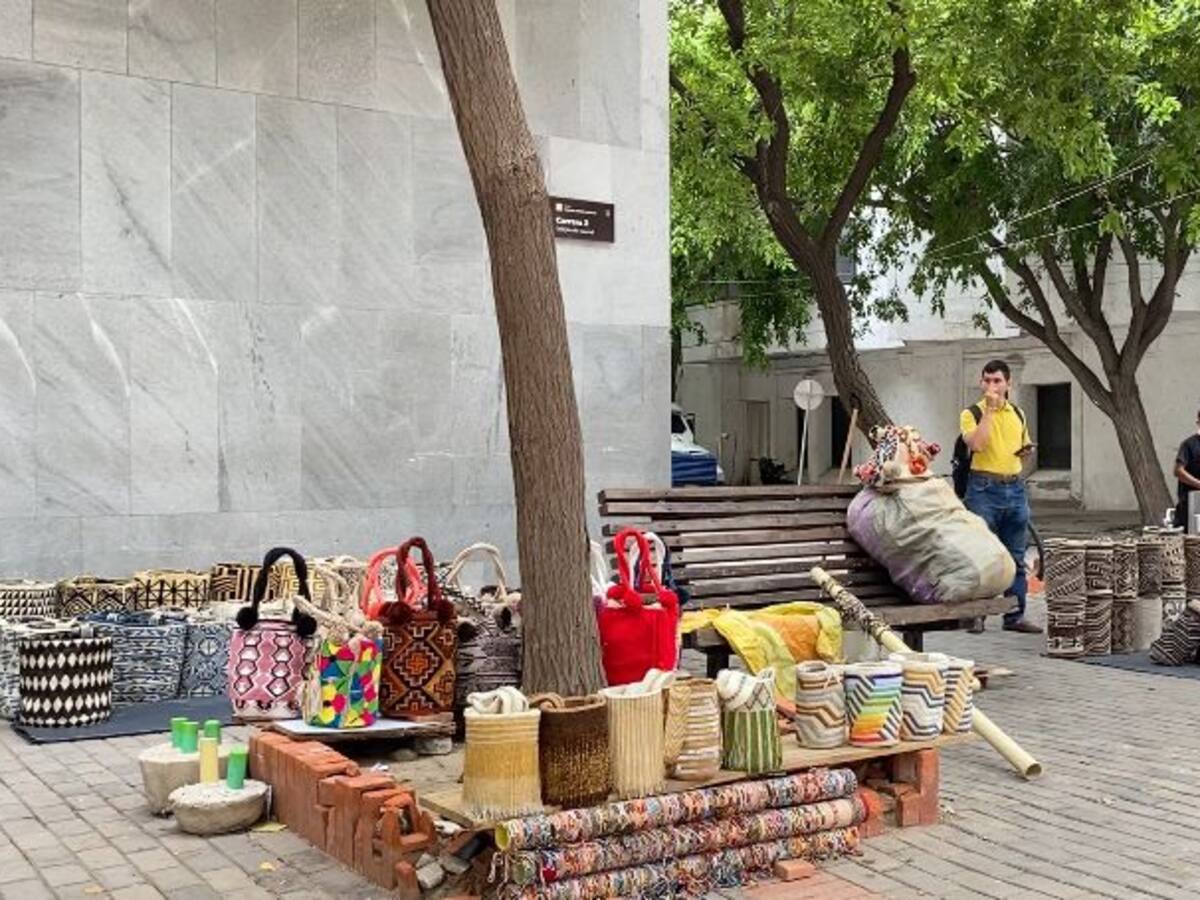 En Santa Marta, tejedoras indígenas piden a turistas que no les fijen precios a mochilas