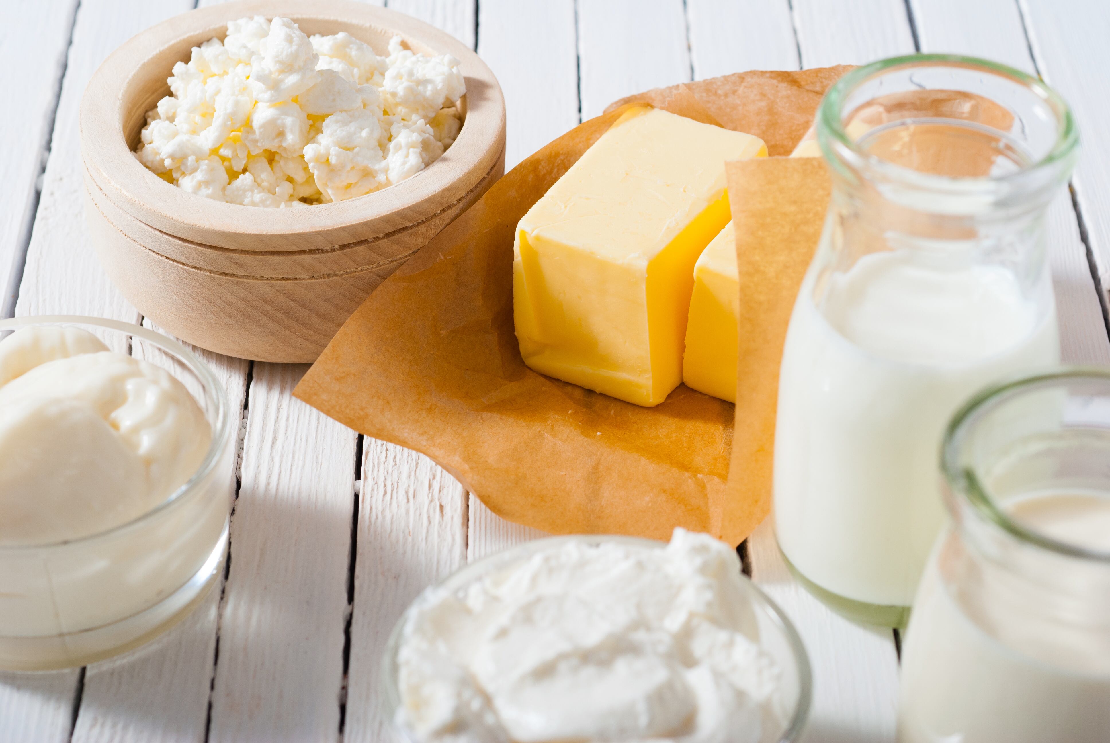 Mesa de madera blanca y productos lácteos (Foto vía Getty Images)