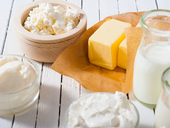 Mesa de madera blanca y productos lácteos (Foto vía Getty Images)