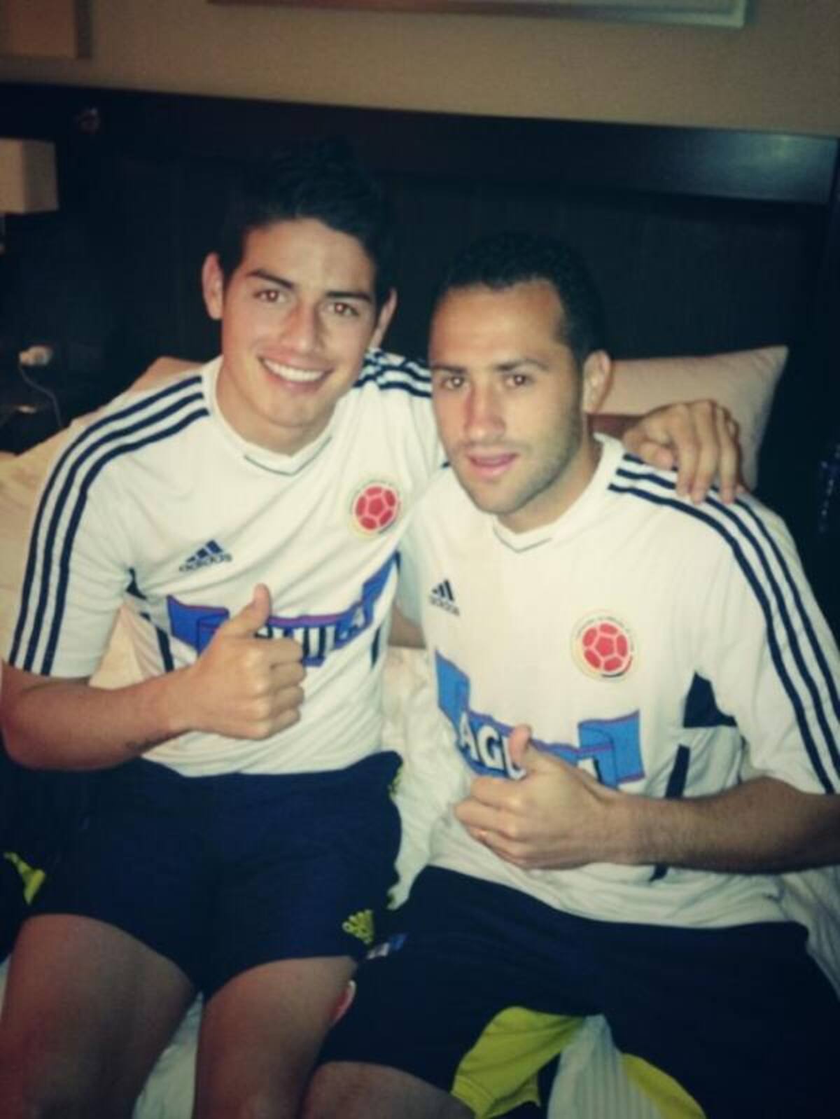 James Rodriguez junto a su cuñado David Ospina, @jamesrodriguez “Bienvenido al Twitter a un gran arquero y excelente persona todos a seguir a @D_Ospina1