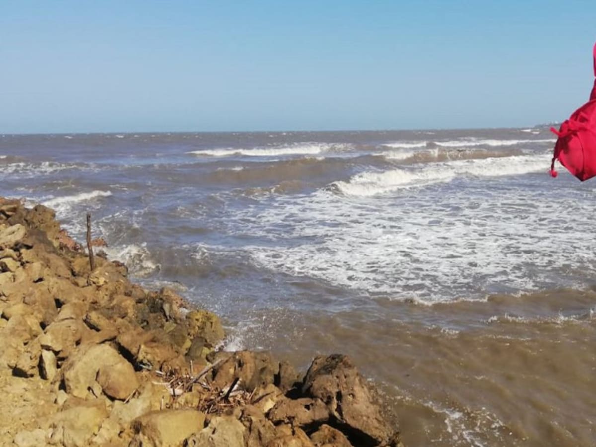 Con bandera roja alertan riesgo por fuertes vientos en playas del Atlántico