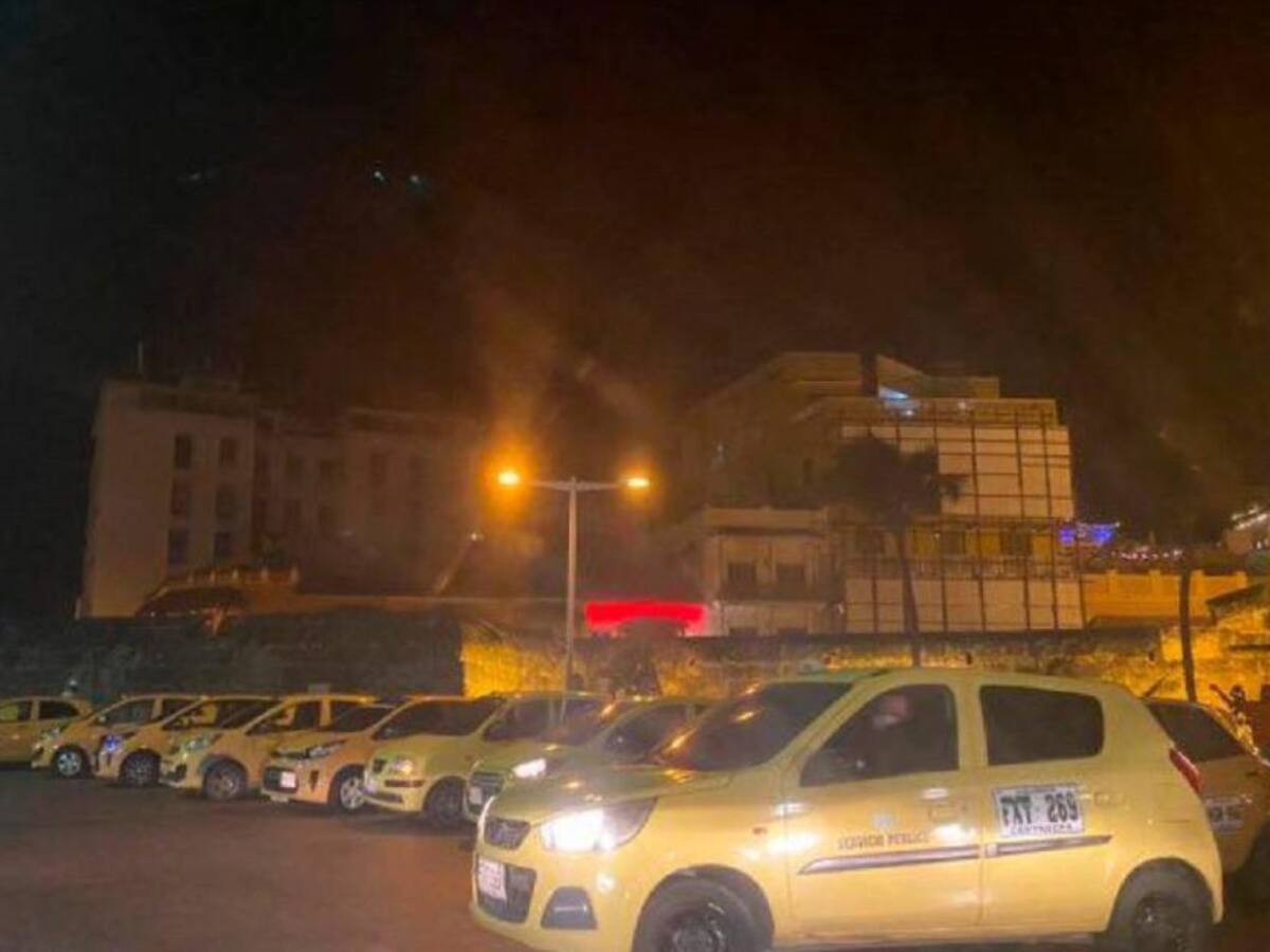 Mal parqueo frente a la Torre del Reloj deja 411 comparendos