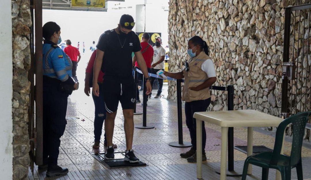 Pasajeros en la Terminal de Transporte de Santa Marta
