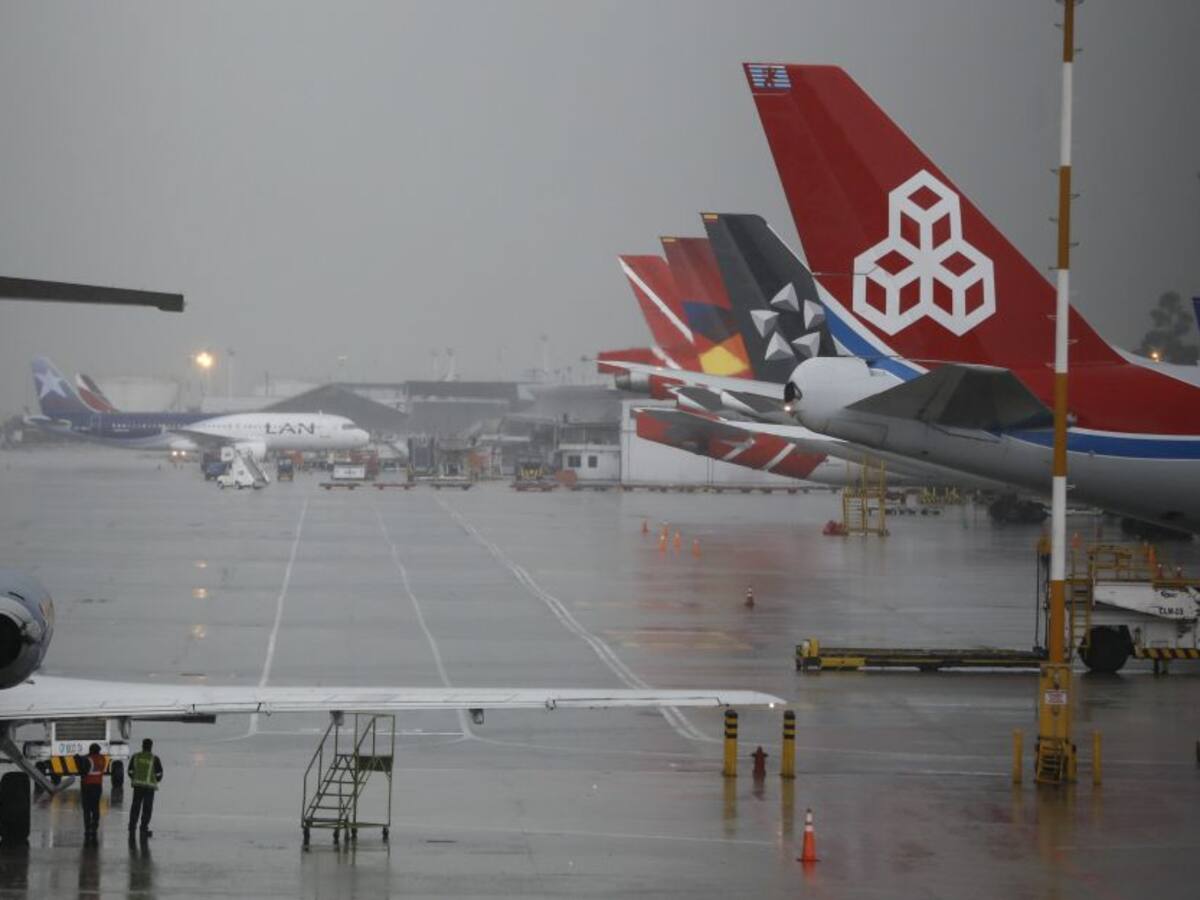 ¿Qué pasa en El Dorado? Falta de controladores agrava los líos por condiciones climáticas